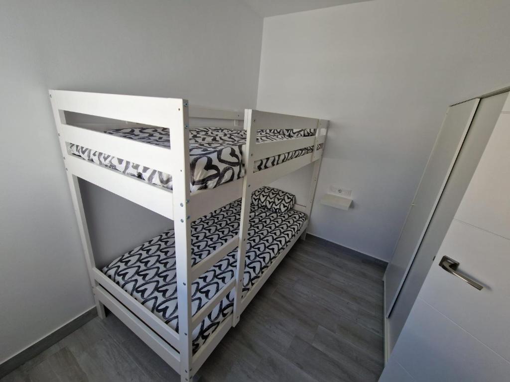 Dormitorio con literas