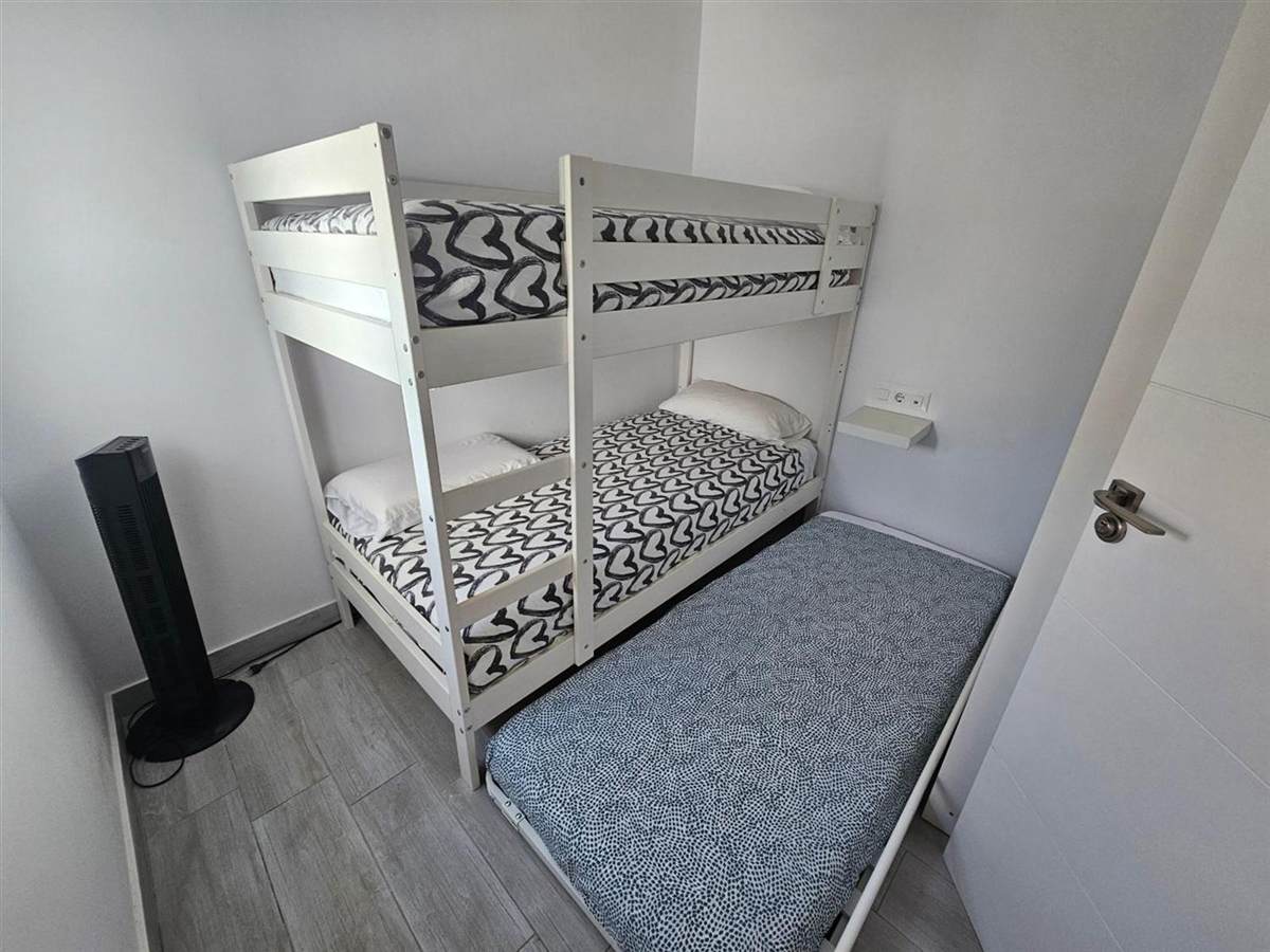 Dormitorio con litera y cama nido